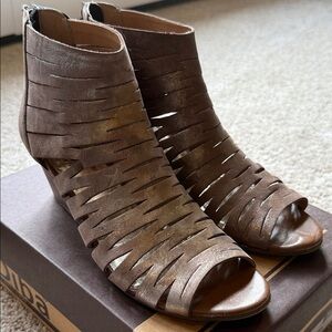 Diba Women's Tan Cutout Wedge Sandals Brown/Gold